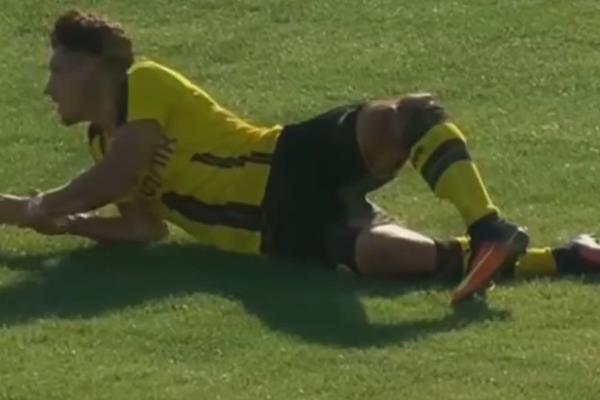 Samim gledanjem vam nije dobro: Fudbaler Borusije polomio nogu na najgori mogući način! (VIDEO)