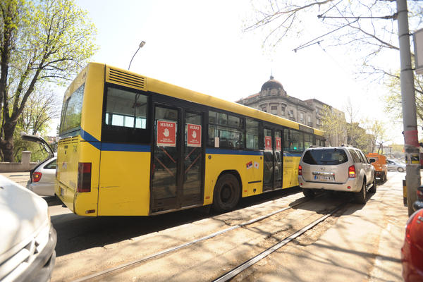 "JOŠ MALO PA KAO KREMENKOVI": Zbog „IZUMA“ iz autobusa 511 Srbija se smeje od muke, ovako nešto se NE VIĐA (FOTO)