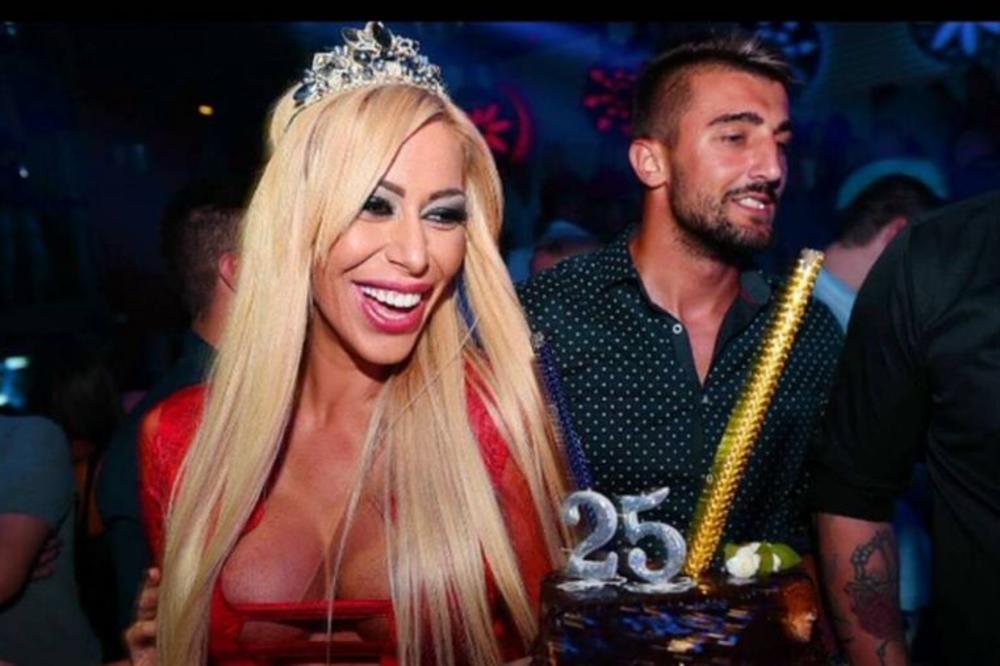 Kad Mimi Oro slavi rođ to izgleda ko nić: Uvijala se u minijaturnoj haljini sa gomilom likova, a grudi sevale ko besne!  (FOTO)(VIDEO)