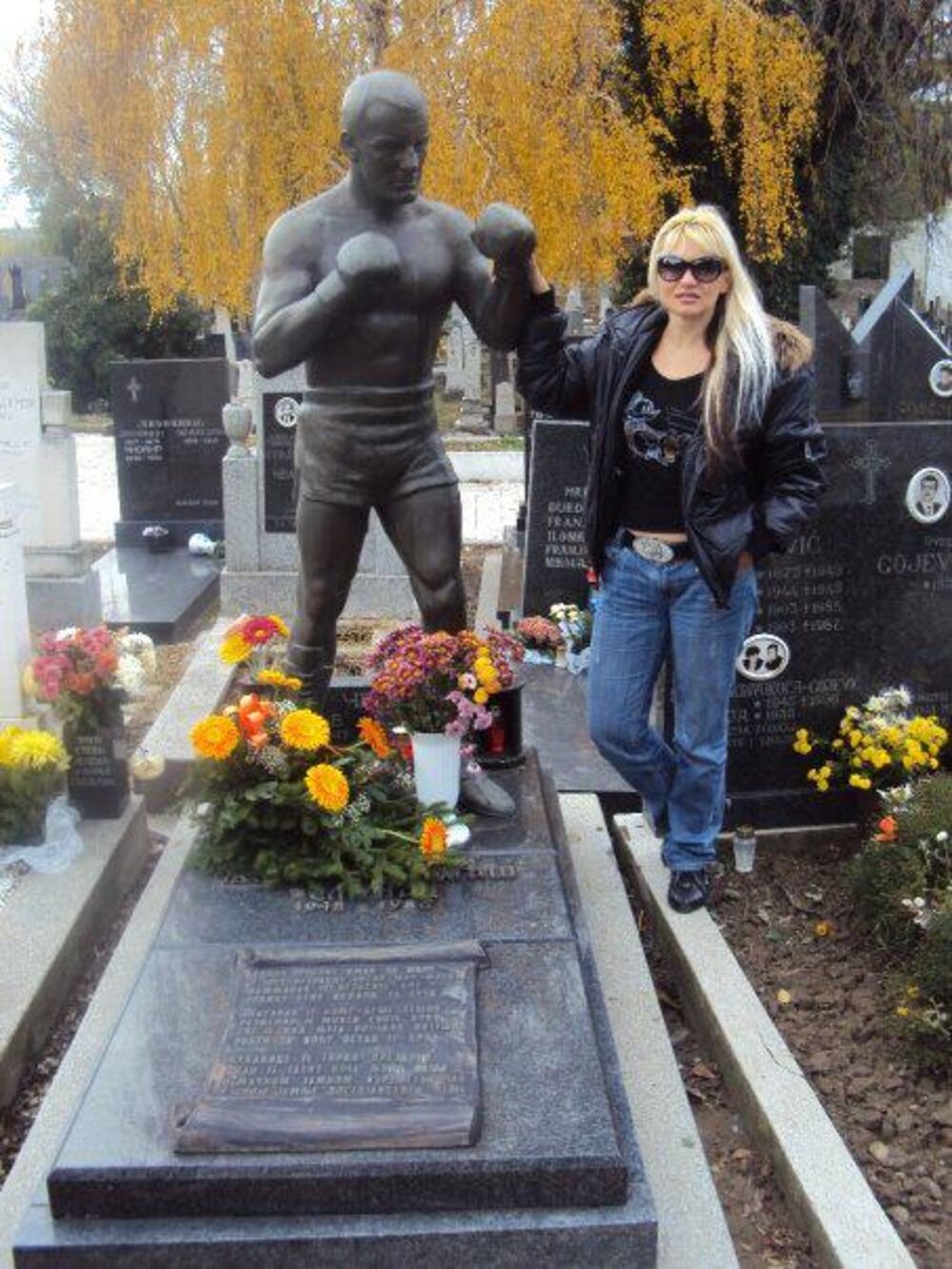 Saša Krajnc na grobu Ljube Zemunca