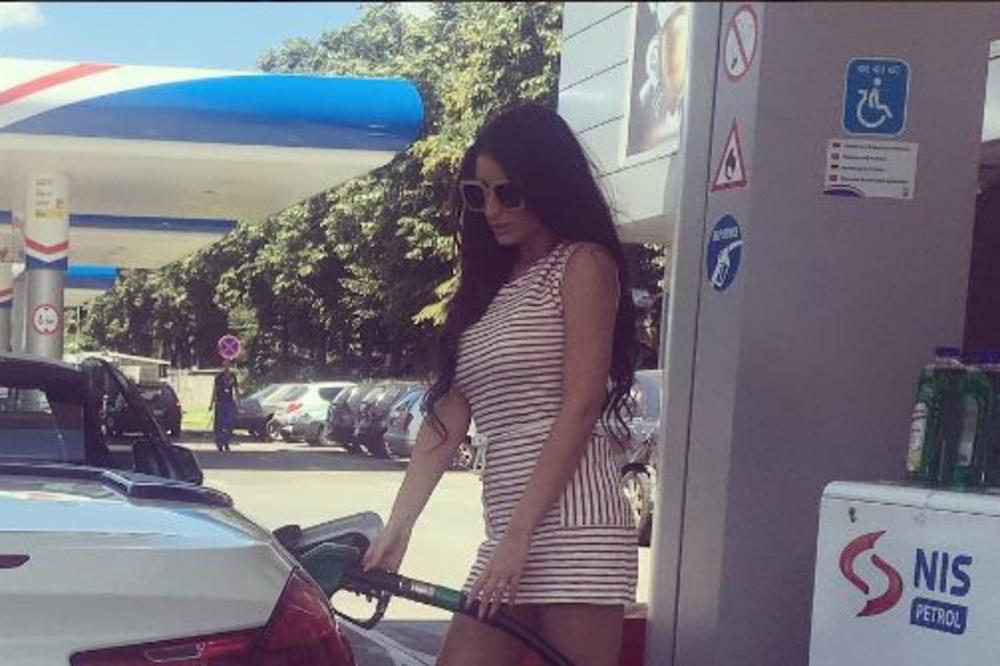 NIJE BRENA, NIJE JECA, ONA JE NAJBOGATIJA SRPSKA PEVAČICA: Na nogama nosi SUVO ZLATO, a tašna joj vredi ko 2 stana