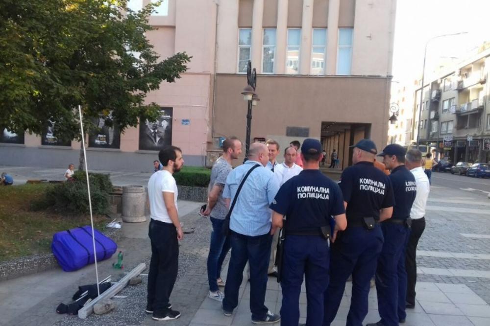Komunalci prekinuli Borkovu izložbu u Kruševcu! (FOTO)