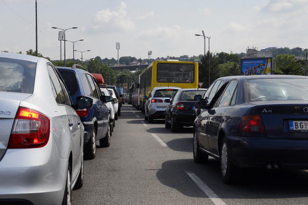 KOLAPS NA AUTOKOMANDI: Zbog udesa velike gužve i zastoj na auto-putu (FOTO)