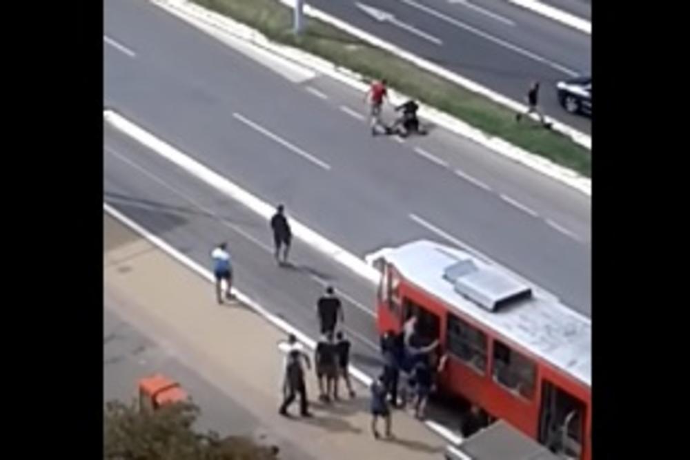 Brutalno! Pogledajte kako je 10 Delija nemilosrdno ugazilo jednog Grobara! (VIDEO)