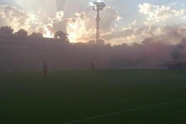 Delije su pokušale da ceo stadion Partizana oboje u crveno-belo, ali je sa juga stigla replika! (VIDEO)