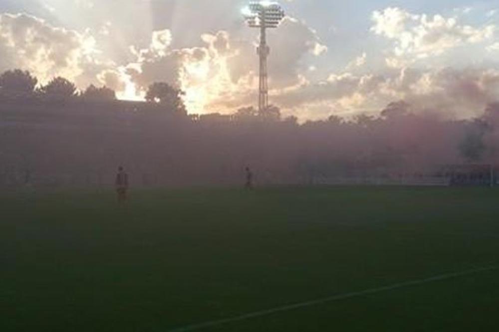 Delije su pokušale da ceo stadion Partizana oboje u crveno-belo, ali je sa juga stigla replika! (VIDEO)