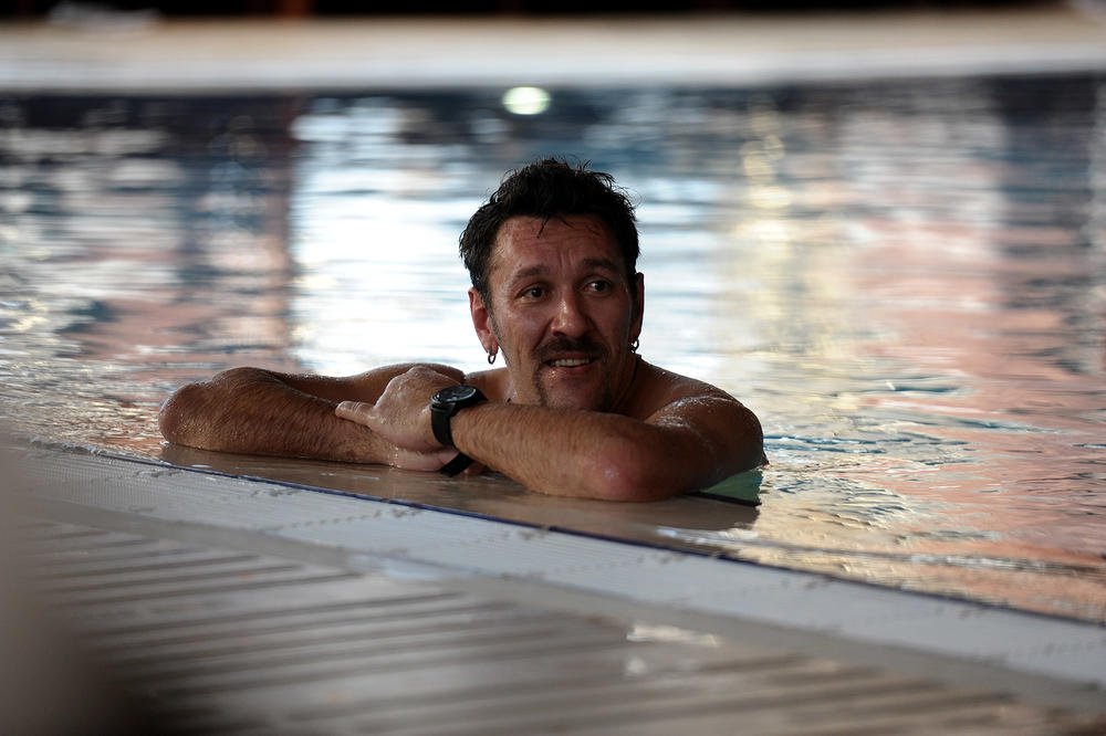 Koja to crna cica maca Nigoru masira prepone? Pogledajte! (FOTO) (VIDEO)