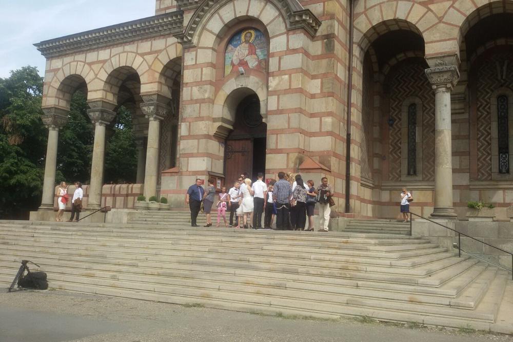 U inat Prajdu: Venčanje na 200 metara od povorke Parade ponosa! (VIDEO)