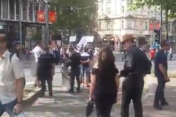 Manji okršaj na Prajdu! Napadnuti stranci! (EKSKLUZIVNI VIDEO)