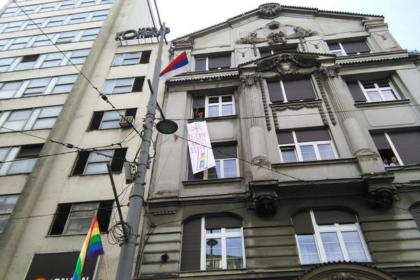 Hit sa Prajda: Desničar sa prozora provocirao učesnike, gejevi mu pokazali dupe! (FOTO)