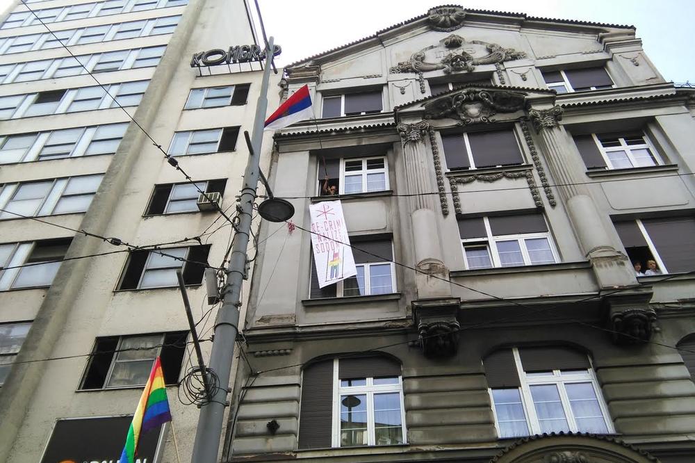 Hit sa Prajda: Desničar sa prozora provocirao učesnike, gejevi mu pokazali dupe! (FOTO)