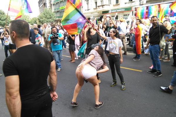 Hejteri je pljuvali po Tviteru zvog Prajda: Voditeljka im je sočno zapušila usta!