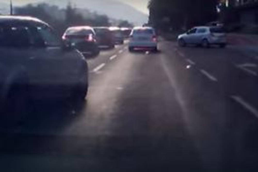 Jeziv snimak iz BiH: Bahati vozač zamalo ubio nekoliko ljudi, udario psa i produžio dalje (VIDEO)
