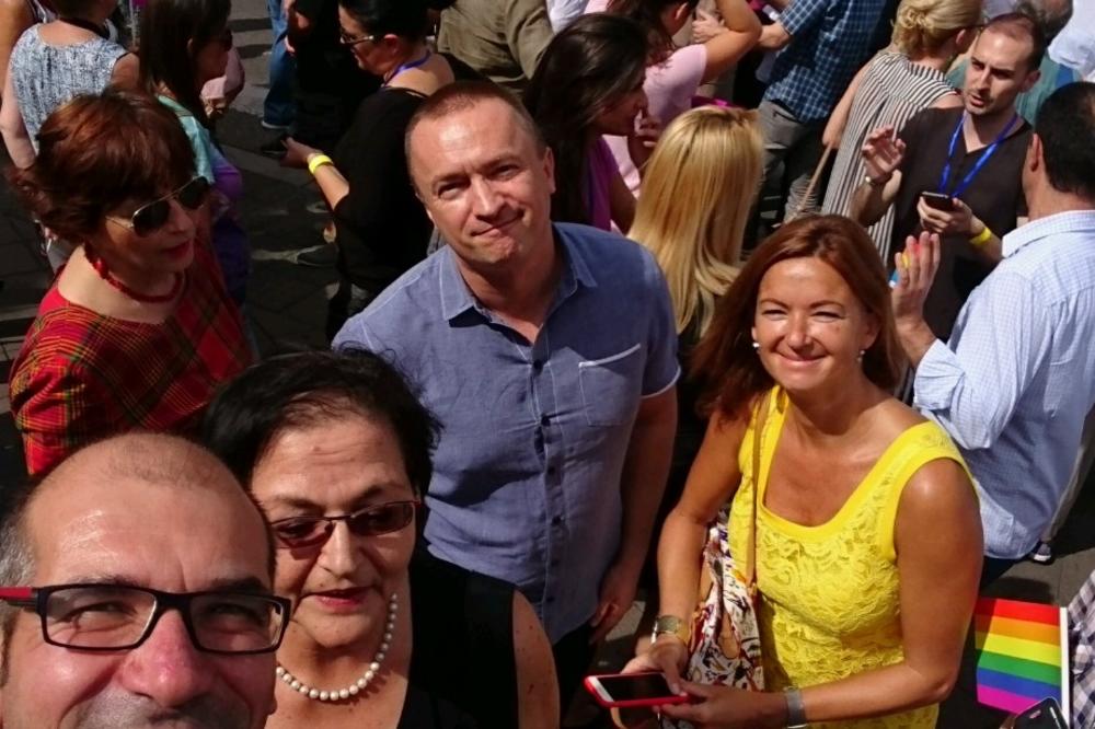 Napali Pajtićevo dete na Tviteru: Prete da će mu nabiti prst u čmarić! Lidera DS podržala i Vučićeva žena! (FOTO)