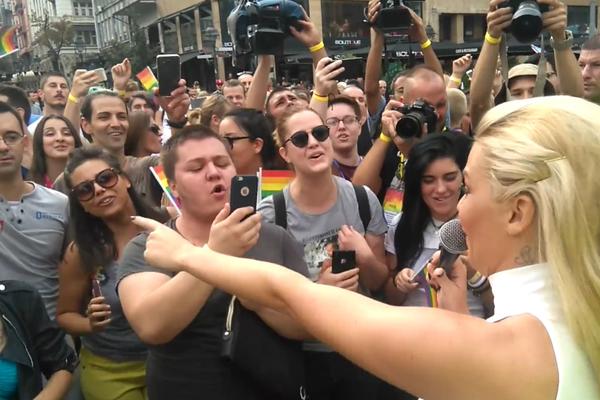 Nataša Bekvalac lije suze na gej paradi! Jecala pred gomilom ljudi, jedva se smirila, svi u šoku! (VIDEO)