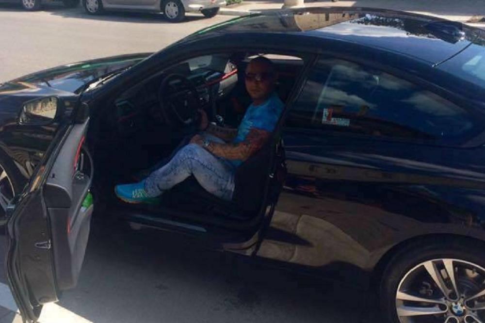 Klasična sačekuša! Upucan učesnik Parova pred svojom kućom: Ispaljeno više hitaca iz auta u pokretu! (FOTO)