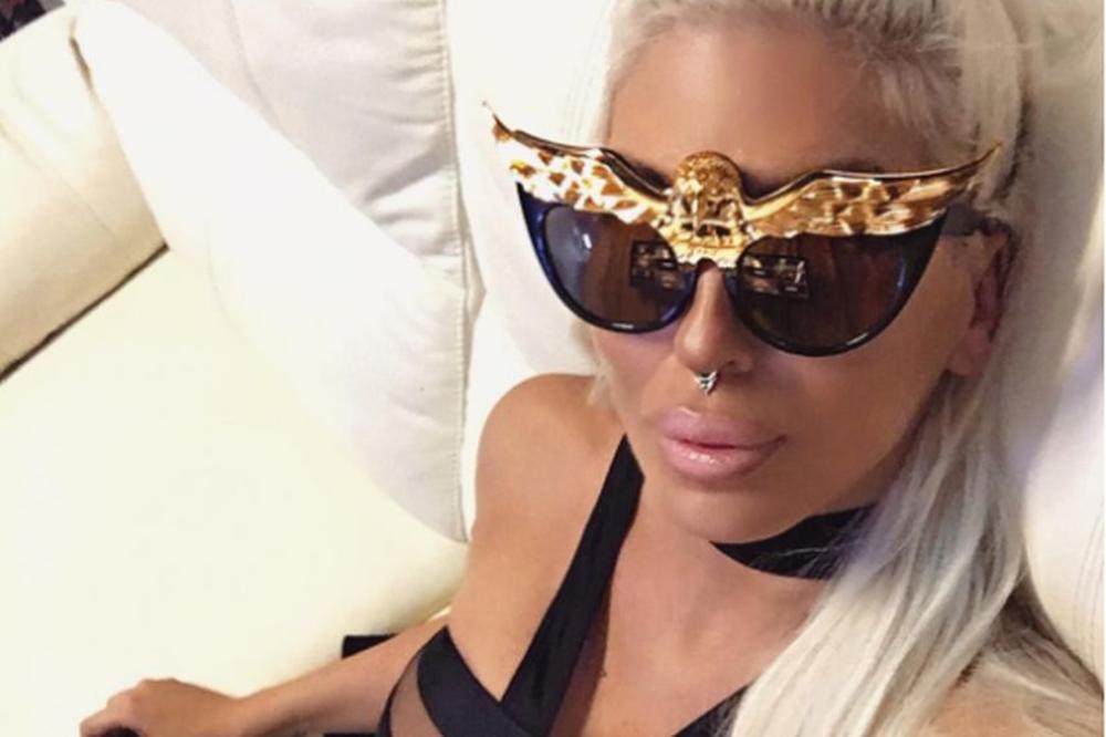 Prebolesno: Fan opsednut JK razvio uvrnut biznis! Samo igle fale - kao u horor filmu! (FOTO)