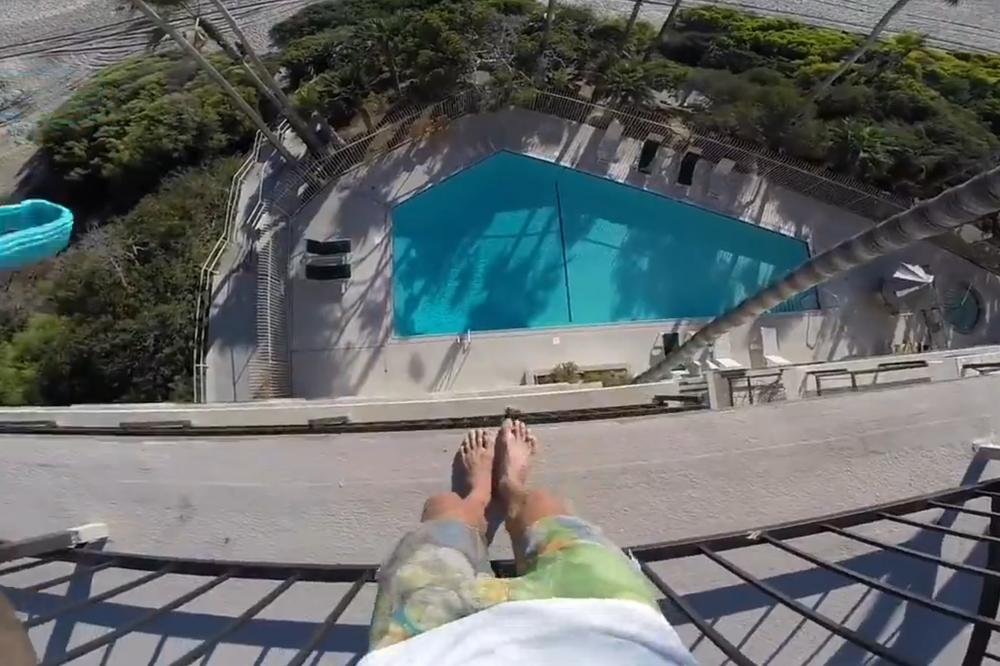 Ludi skakač ponovo u akciji, ovoga puta u bazen - sa krova! (VIDEO)