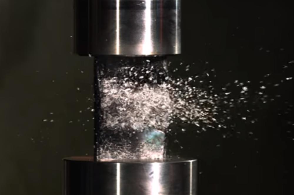 Ajfon 7 vs hidraulična presa: Zašto je ovo toliko prijatno za gledanje? (VIDEO)