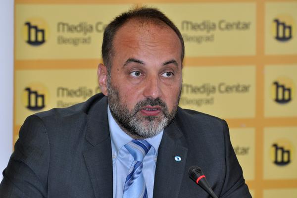 NASTAVLJEN CIRKUS: Kolika je plata Saši Jankoviću i zašto mora da se okrajcuje?