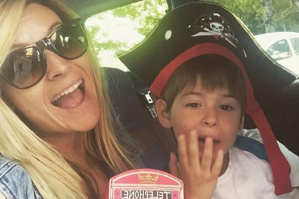 Kao mama i Andrija: Anđelkin sin zeza njenu drugaricu preko telefona i urla joj u slušalicu! (VIDEO)