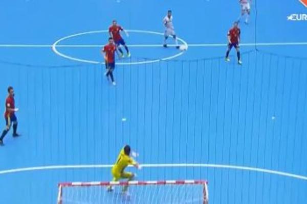 Kada na futsalu uspete da lobujete golmana sa skoro celog terena, jasno je kakav ste majstor!