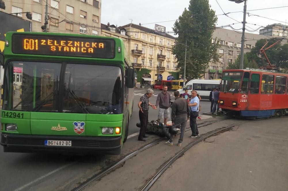 Haos u gradu: Sudar tramvaja i skutera blokirao saobraćaj !(FOTO)