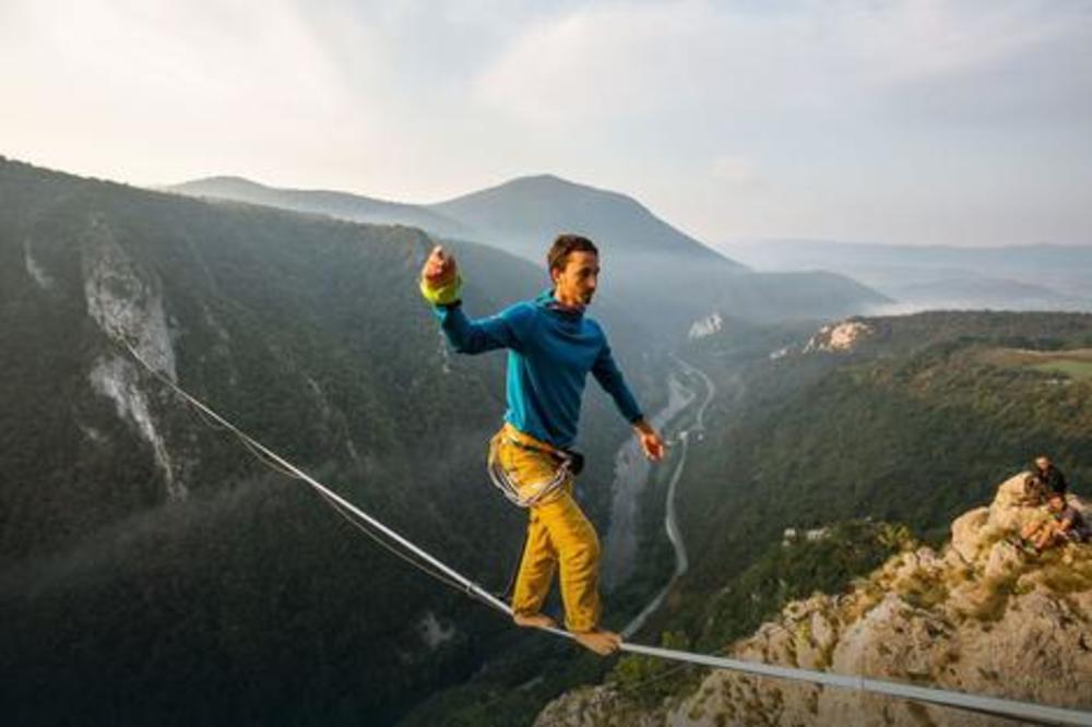 Zavrteće vam se u glavi! U Banjaluci oboren rekord hodanja po užetu! (FOTO)