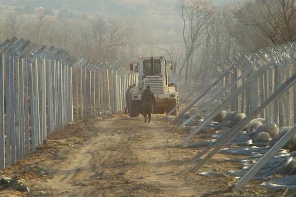GIGANTSKA ČELIČNA OGRADA I VOJNE OSMATRAČNICE: Grci ograđuju balkansku migrantsku rutu na granici sa Turskom