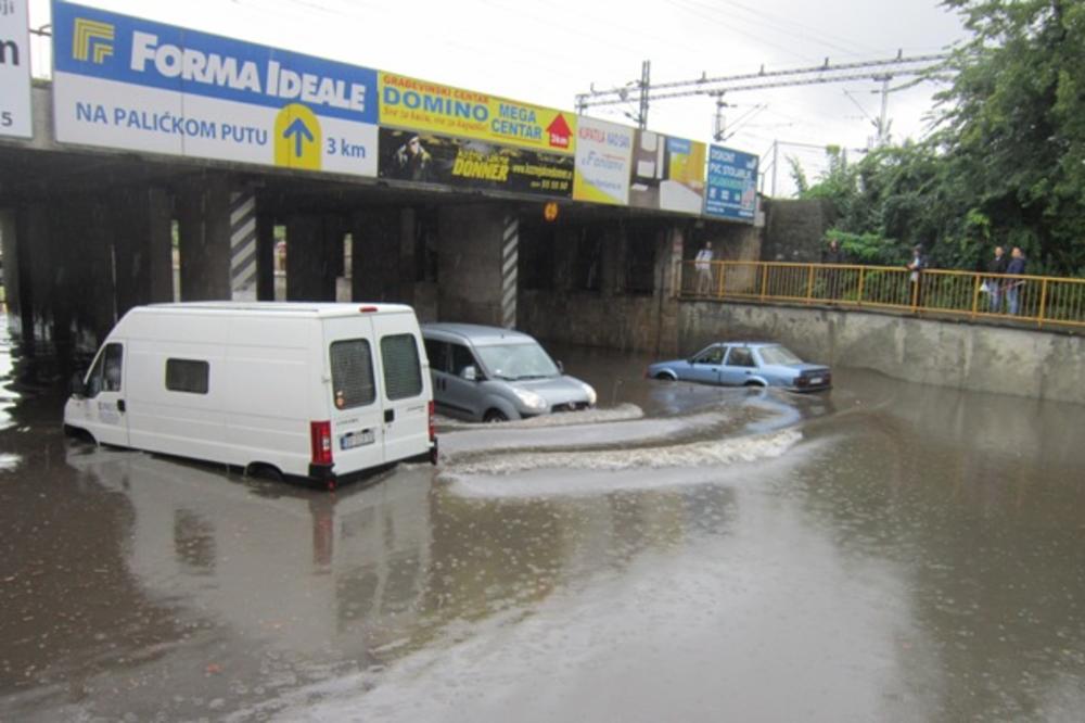 Potop u Subotici: Saobraćaj u haosu, automobili plivaju u vodi! (FOTO)
