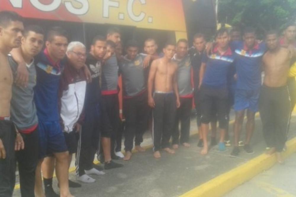 Samo u Južnoj Americi: Razbojnici naoružani bombama i automatima skinuli fudbalere do gole kože! (FOTO)