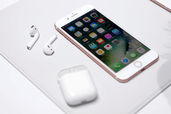 Ne daje vam se lova za preskupe iPhone 7 sluške? Evo šta treba da uradite da biste da koristili one koje imate! (VIDEO)
