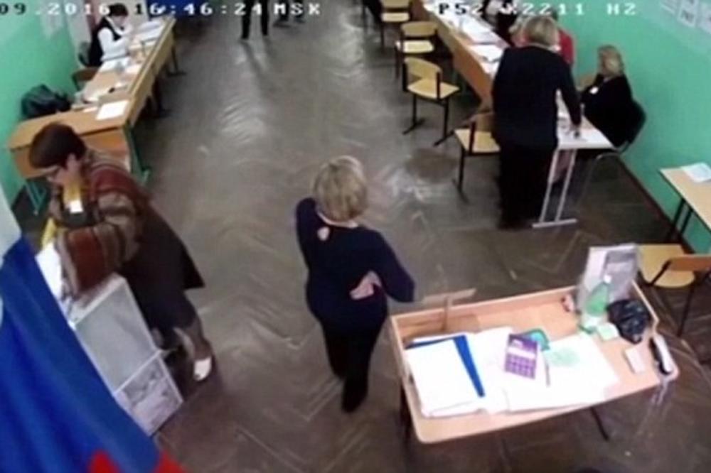 Jedna tetka čuva stražu, druga trpa glasove u kutiju: Kamera snimila izbornu krađu u Rusiji! (VIDEO)
