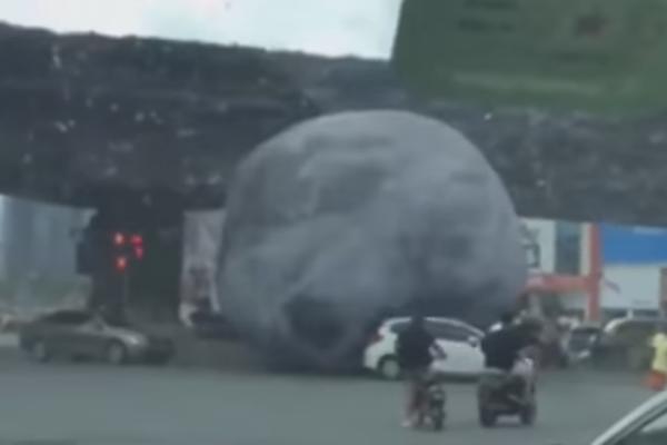 Šta je ovo?! Mesec se kotrlja ulicom i gazi automobile! (VIDEO)