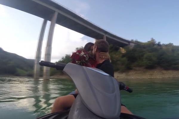 Miki i Melisa su dokaz da romantika živi! Snimak prosidbe iz Novog Pazara ostavlja bez reči (VIDEO)