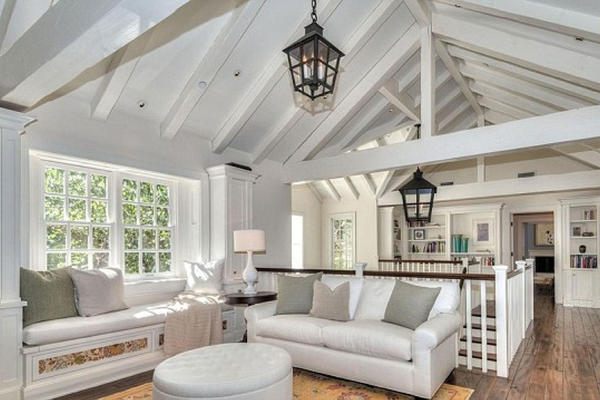 POSLAO JE PRIJATELJIMA FOTKU SVOJE NOVE KUĆE: Nije primetio da se u ODRAZU vidi nešto BEZOBRAZNO! (FOTO)