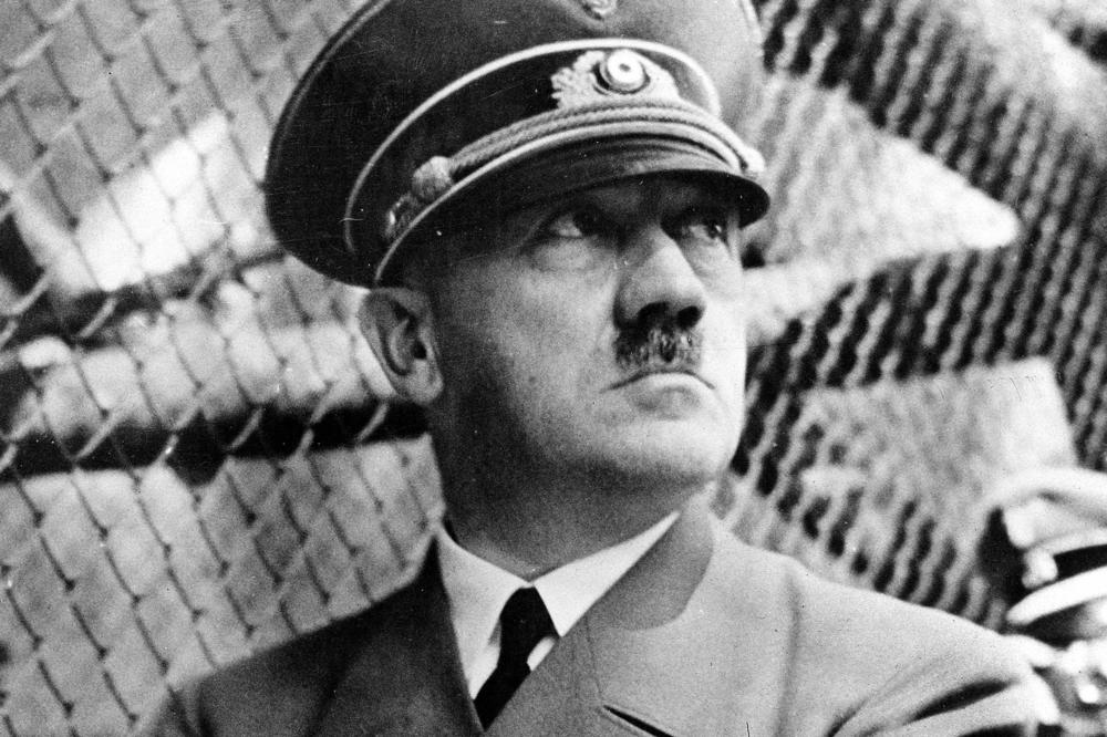 Pronađena misteriozna vremenska kapsula: Hitlerove fotke, originalni Majn Kampf, naci značke... (FOTO) (VIDEO)