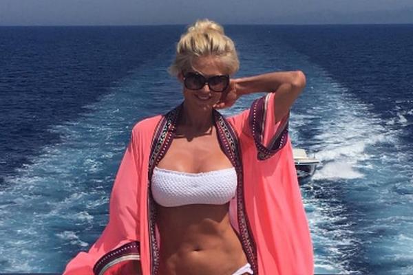 Novak Đoković u zagrljaju preiskusne i bujne plavuše! (FOTO)