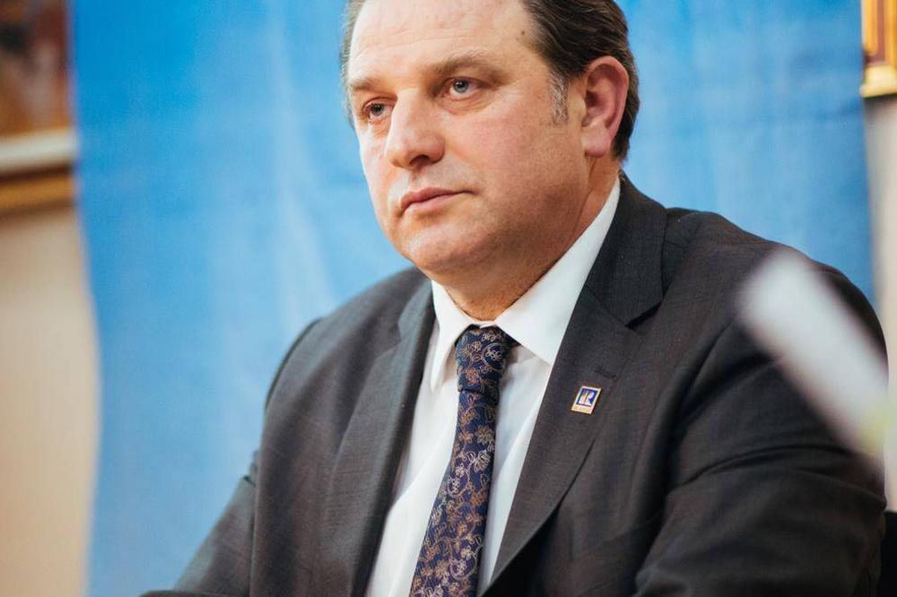 Odrekao se plate i dao je ugroženima: O njemu priča cela Srbija! (FOTO)