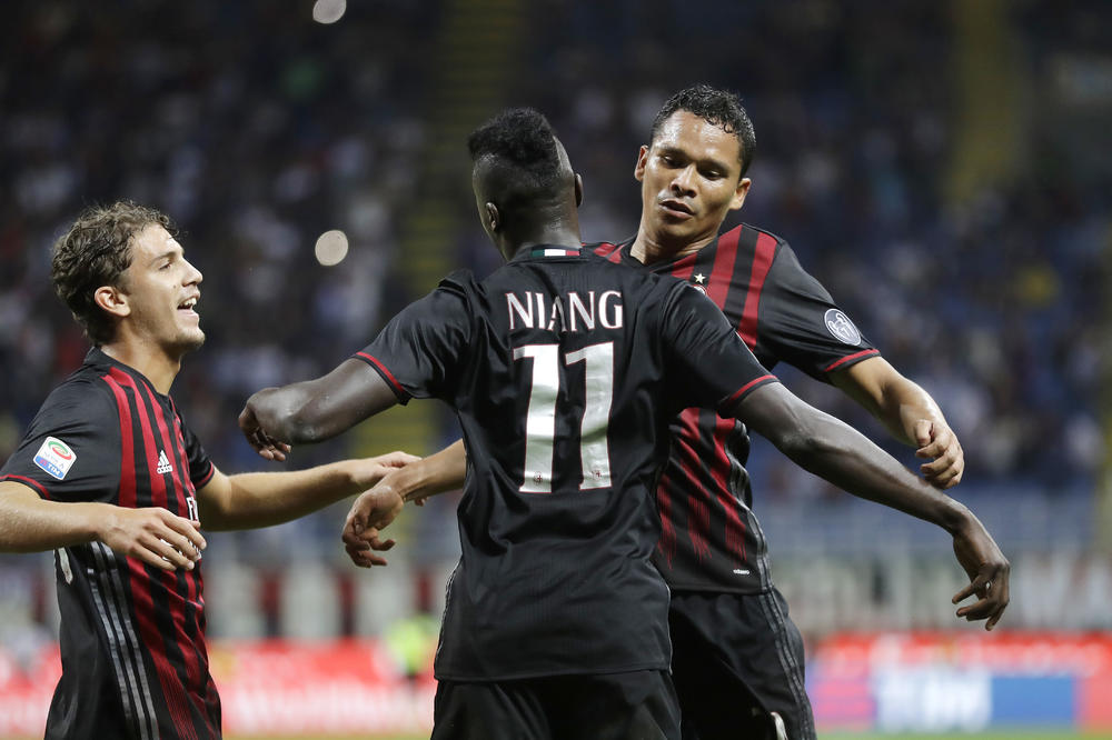 Ko se kladio na Lacio... Rimljani se nisu lepo proveli u Milanu! (VIDEO)