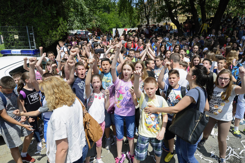 MASIRAJTE GA DOK NE ZASPI! Poslala je Božidara na ekskurziju, i napisala URNEBESNA uputstva učiteljici!