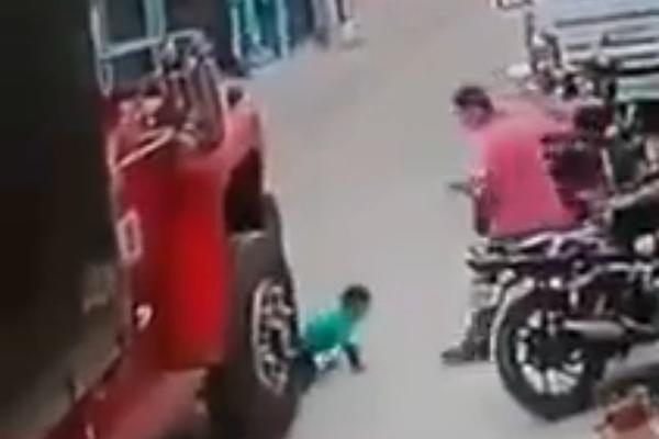 Dete se otrglo majki iz ruku i istrčalo pred kamion (VIDEO)
