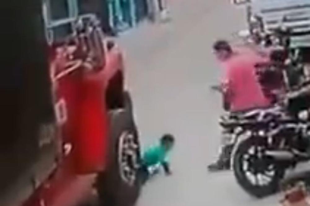Dete se otrglo majki iz ruku i istrčalo pred kamion (VIDEO)
