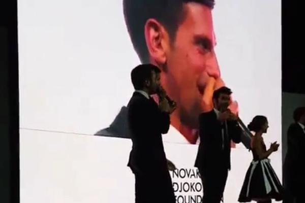 Sve zbog ljubavi: Novak pred svetskim zvezdama zapevao Jeleni! (VIDEO)
