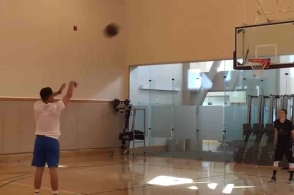 Kariju može da drži časove šutiranja: Ovaj momak ne promašuje trojku, ni u kom slučaju! (VIDEO)