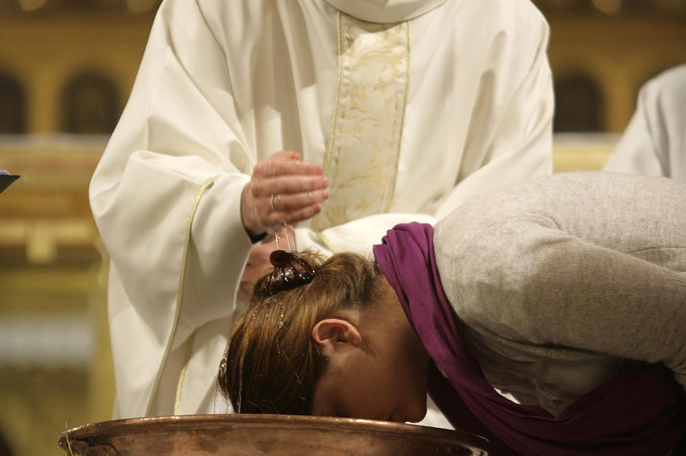 KRŠTENJE BABIĆA NA SVETOG VASILIJA KRIJE JAKU SIMBOLIKU: 12 članova se krstilo, a za kuma izabrali posebnu OSOBU