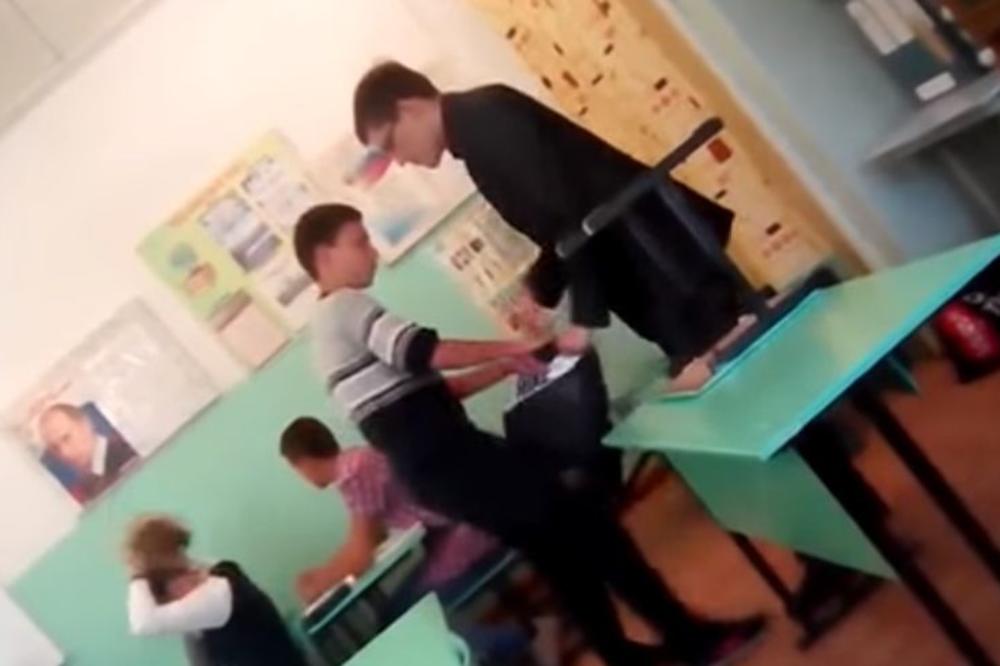 Učenik nije dao svesku, nastavnik ga olešio od batina! (VIDEO)