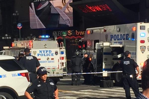 Panika na Tajms skveru! Pronađen sumnjivi paket! (FOTO) (VIDEO)