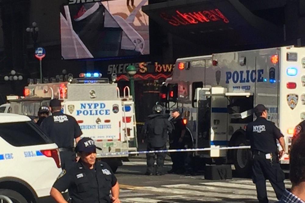 Panika na Tajms skveru! Pronađen sumnjivi paket! (FOTO) (VIDEO)