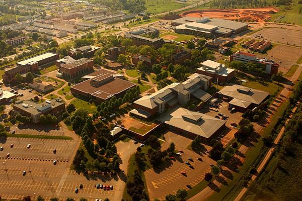 Studenti i učenici za sada bezbedni: Hitna evakuacija škola i fakulteta u Kanadi!